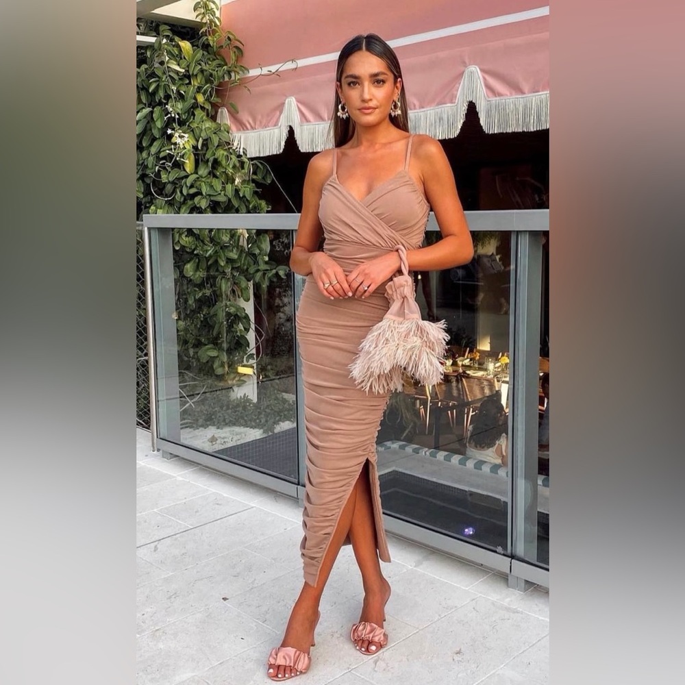 Elliatt Pippa Dress, Nude/Mocha Size M Ruched Bodycon Midi Dress - Picture 2 of 8